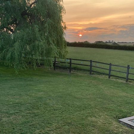 2 Beds & Living In Our Idyllic Country Cottage Bedford Extérieur photo
